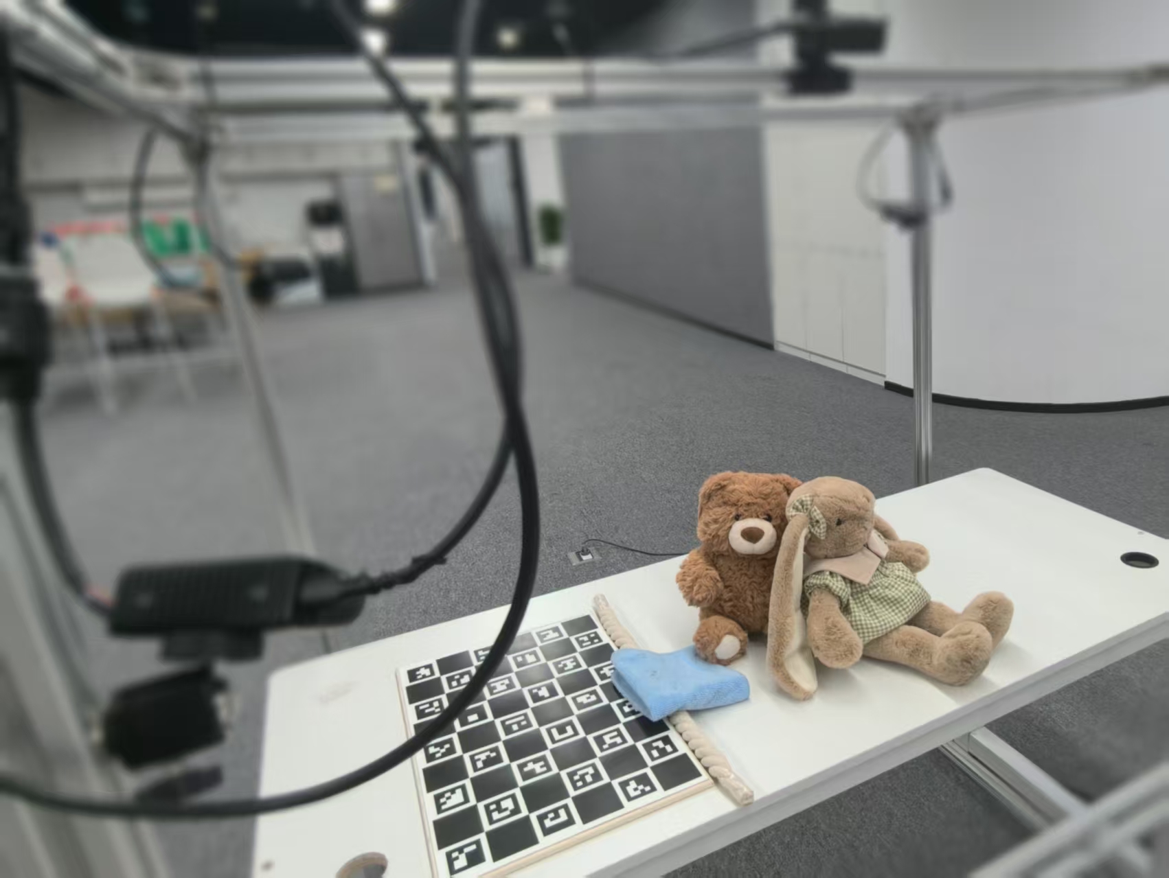 Multi-camera capture setup with deformable objects on a table
